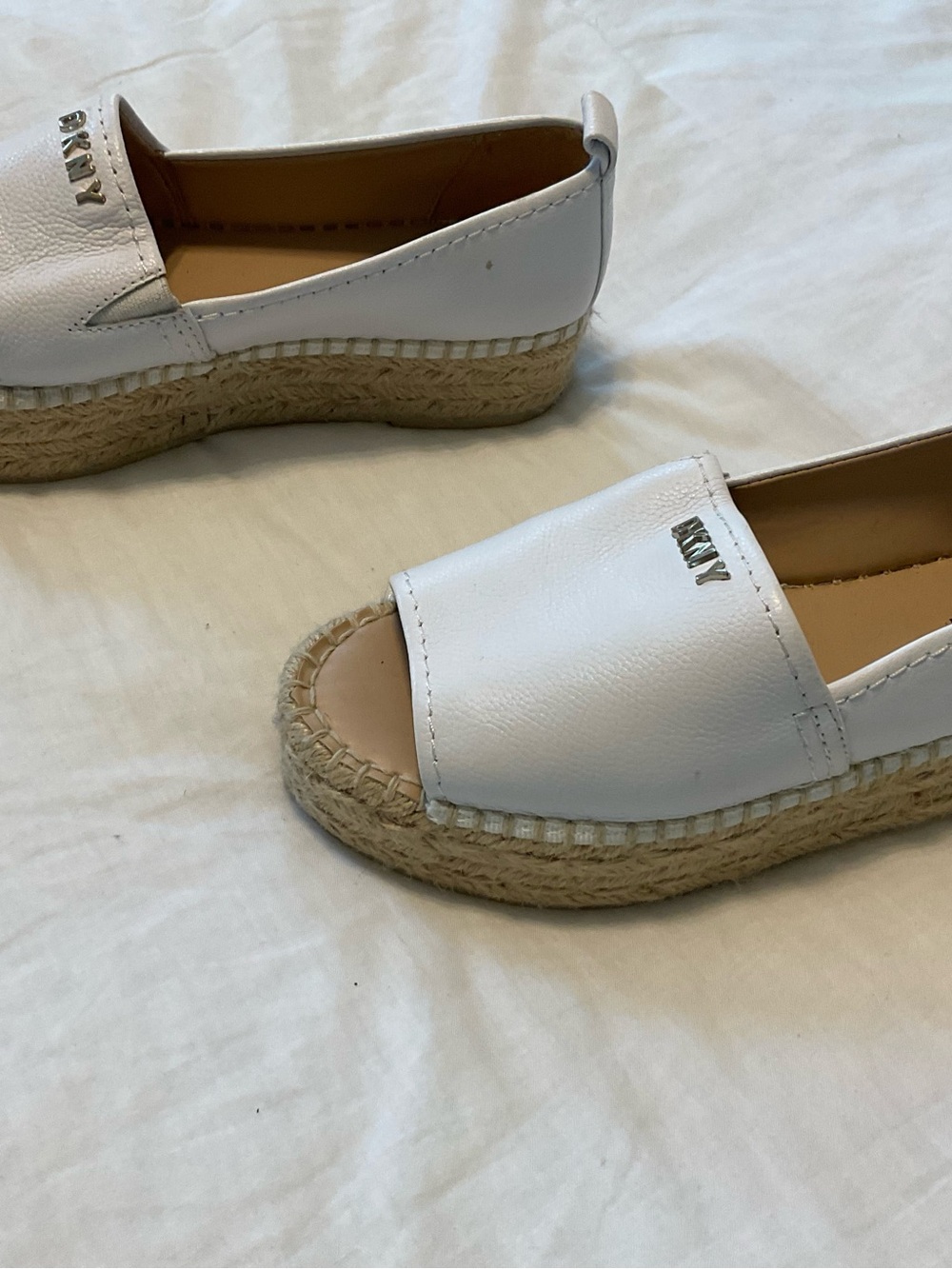 Dkny White Leather Espadrille Slide Sandals with Jute Platform - Picture 4 of 9